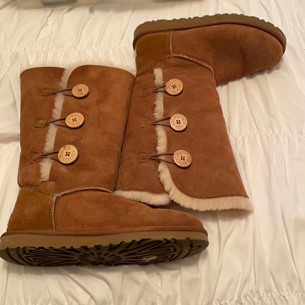 Like new button UGG Boots